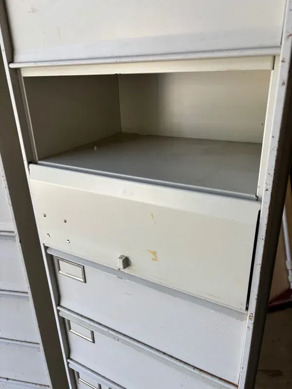 Illustration numéro 2 du produit Casiers métalliques à clapets