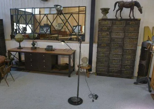 Illustration numéro 2 du produit Lampadaire projecteur d’atelier industriel réglable en métal 1950’s