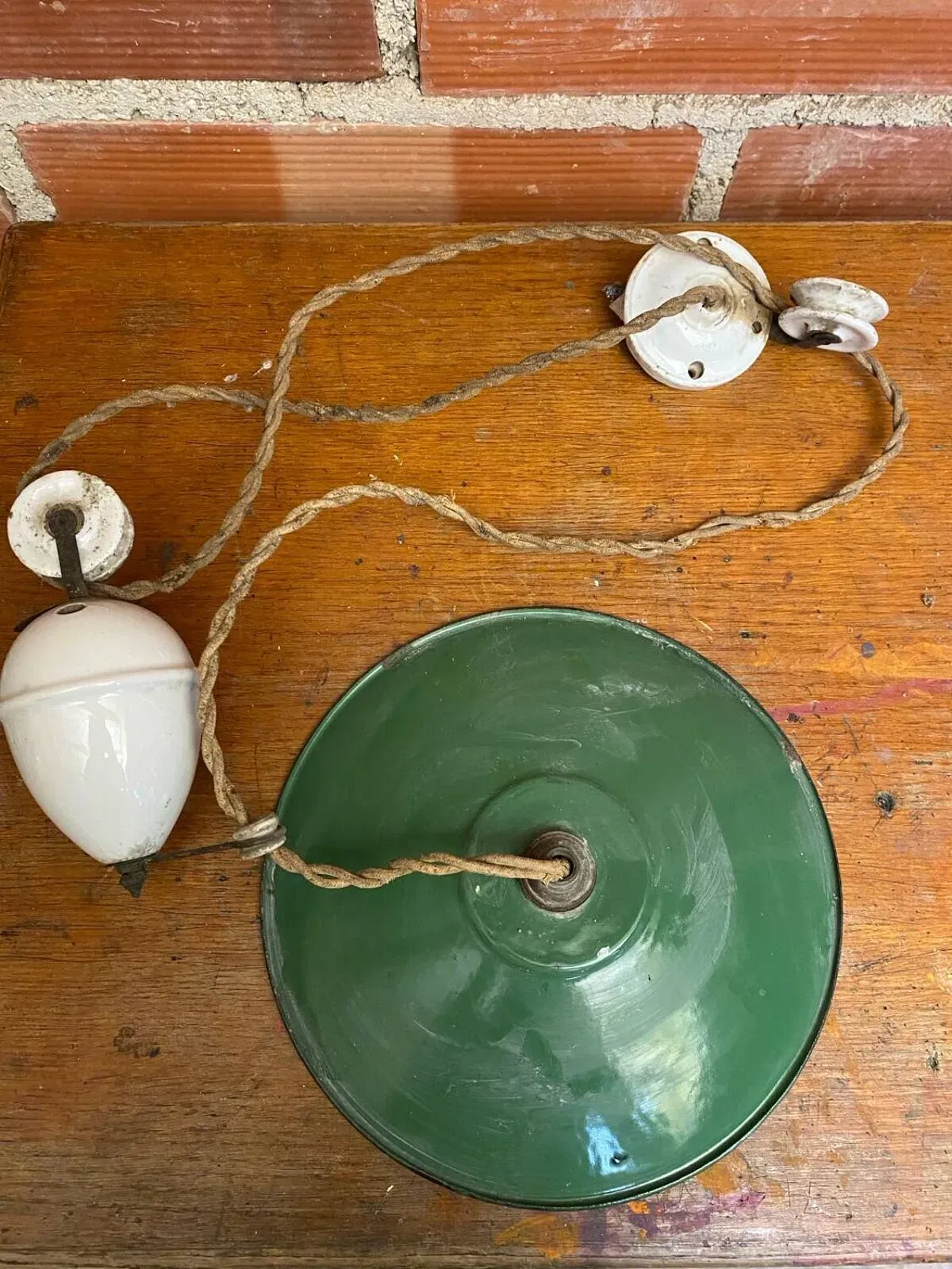 Illustration numéro 2 du produit Suspension industrielle monté et baisse métal vert + porcelaine vintage