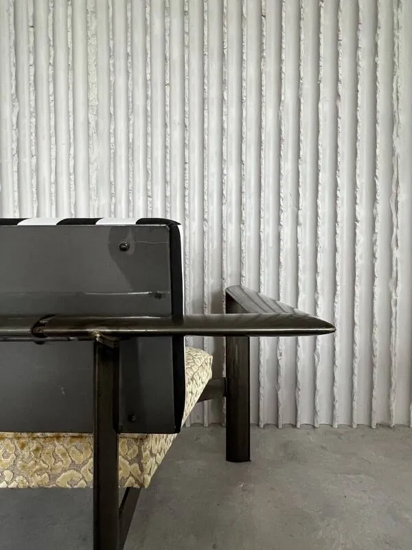 Illustration numéro 2 du produit Canapé funky (récemment rembourré)