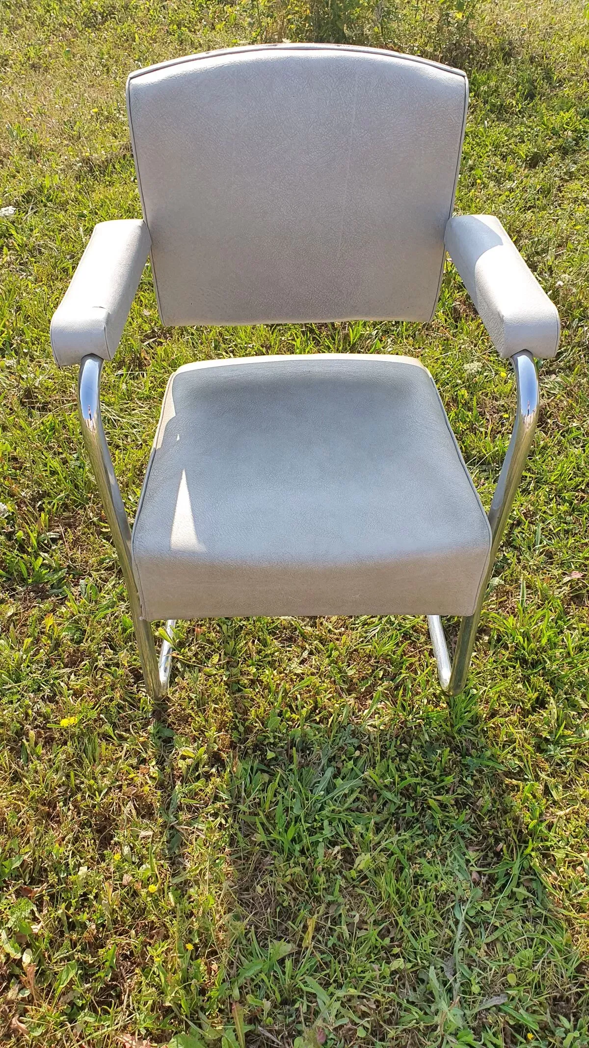 Illustration numéro 2 du produit Fauteuil gris usure skai voir photo ossature tubulaire pieds traineaux.