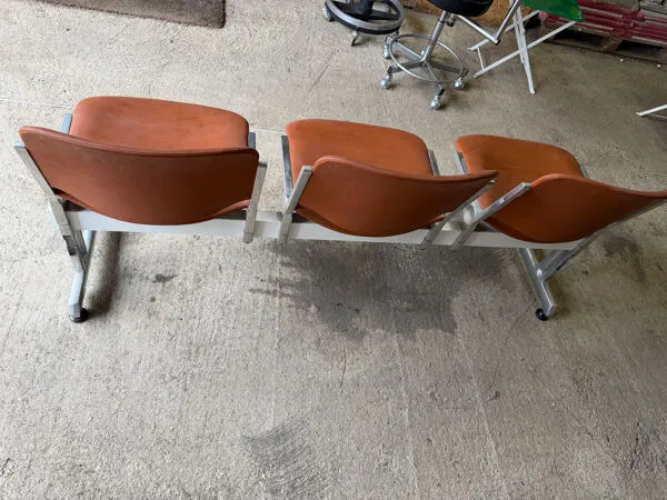 Illustration numéro 2 du produit Banc vintage salle d’attente 3 places année 70