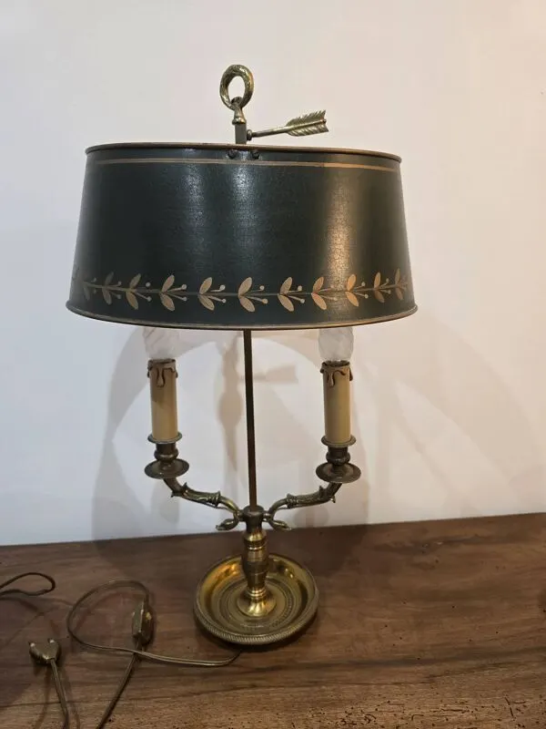 Illustration numéro 2 du produit Lampe bouillotte Empire à deux feux en laiton