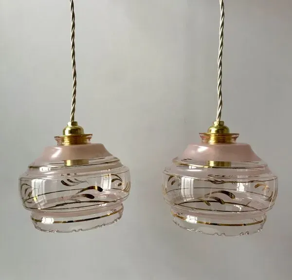 Illustration numéro 2 du produit Paire de suspensions en verre rose et liseré doré années 50-60