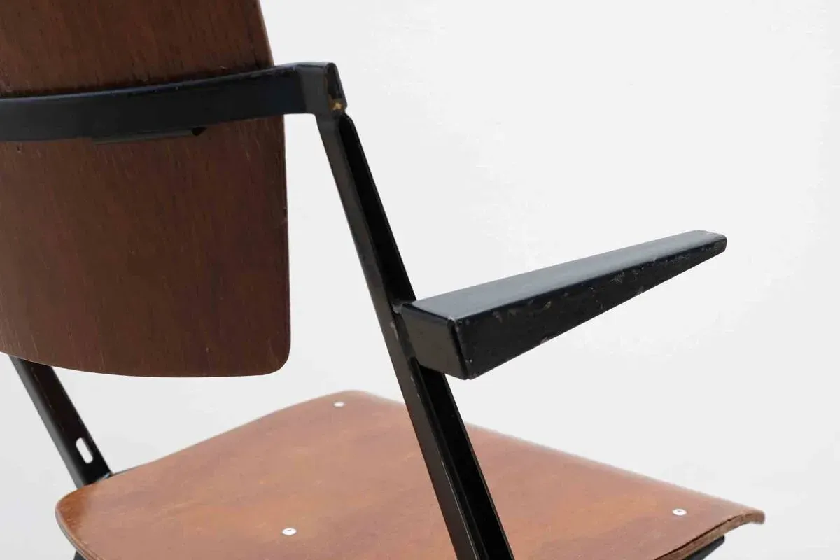 Illustration numéro 2 du produit Chaise vintage Pyramid accoudoirs de Wim Rietveld chêne et noir