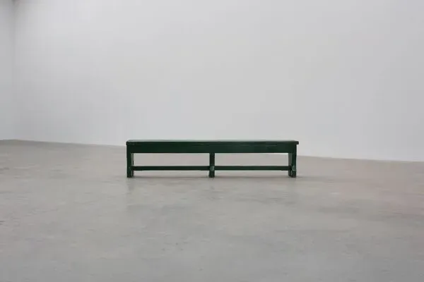 Illustration numéro 2 du produit Banc de ferme rustique et primitif en chêne massif, France vers 1900