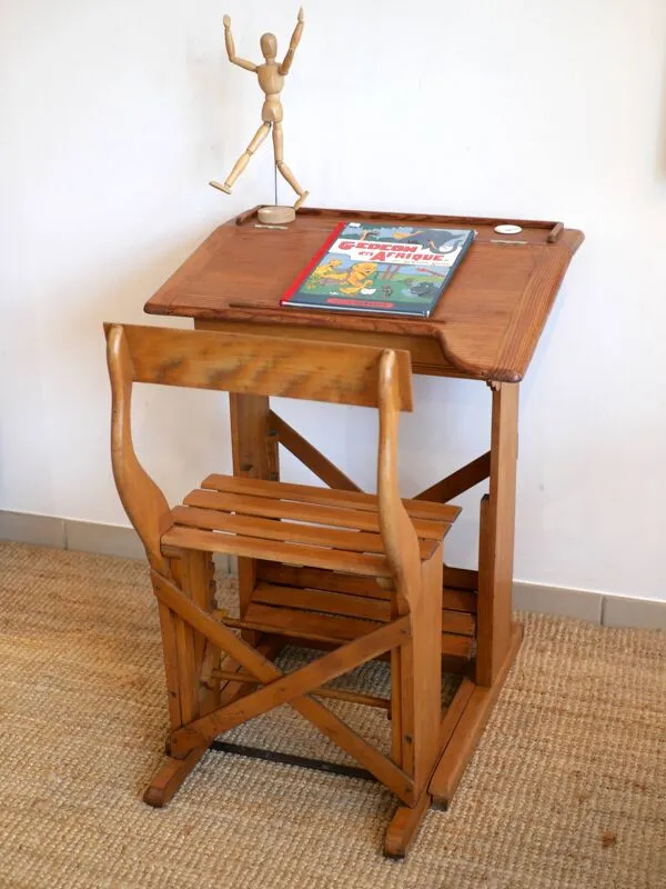 Illustration numéro 2 du produit Ancien bureau d'écolier en bois