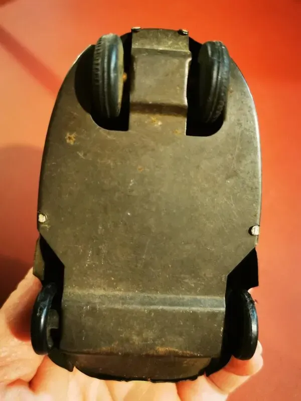 Illustration numéro 2 du produit Petite voiture ancienne, isetta velam, gaspard et gaubier