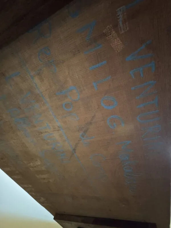 Illustration numéro 2 du produit Table de style industrielle avec plateau en acajou