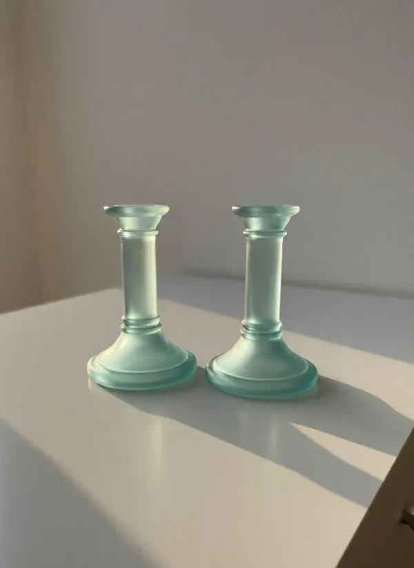 Illustration numéro 2 du produit bougeoirs vintage en verre dépoli bleu azur – Style Scandinave