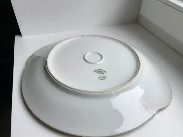 Illustration numéro 2 du produit Plat à gâteau crème et doré Porcelaine de Limoges années 50