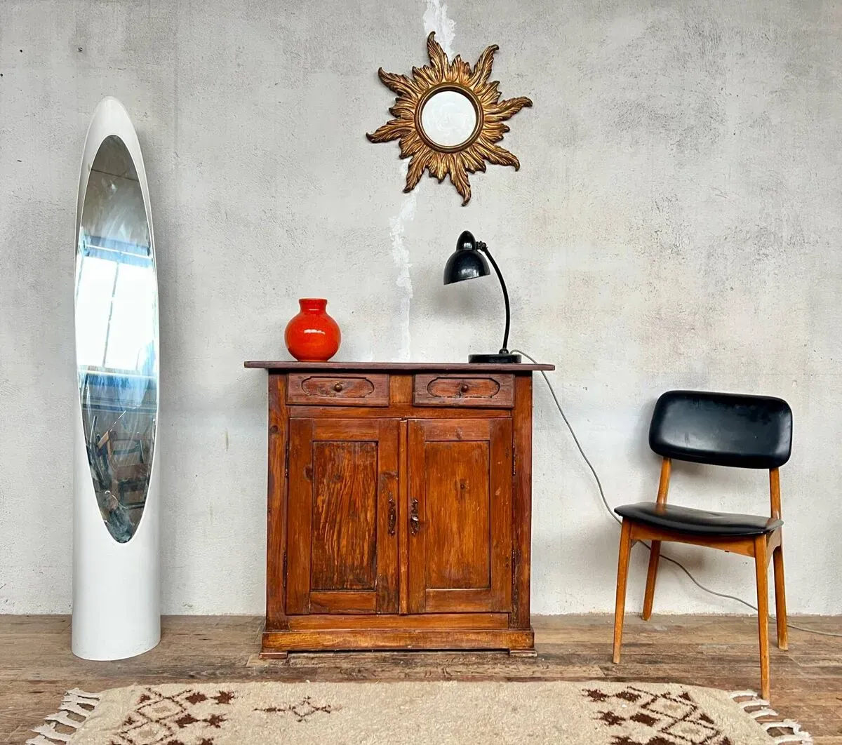 Illustration numéro 2 du produit Buffet parisien vintage en bois massif