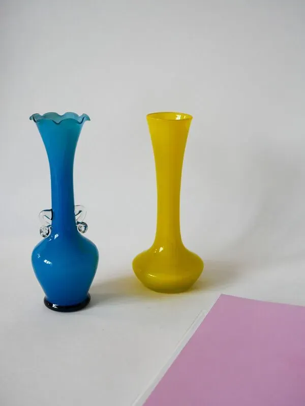 Illustration numéro 2 du produit Vase en opaline bleu ciel dentelée et petites anses, design 1960