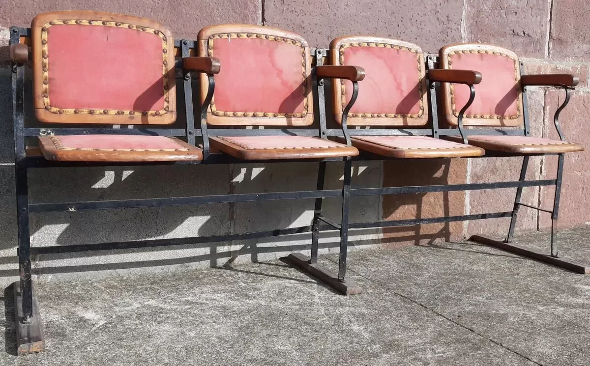 Illustration numéro 2 du produit Banquette de cinéma 4 places