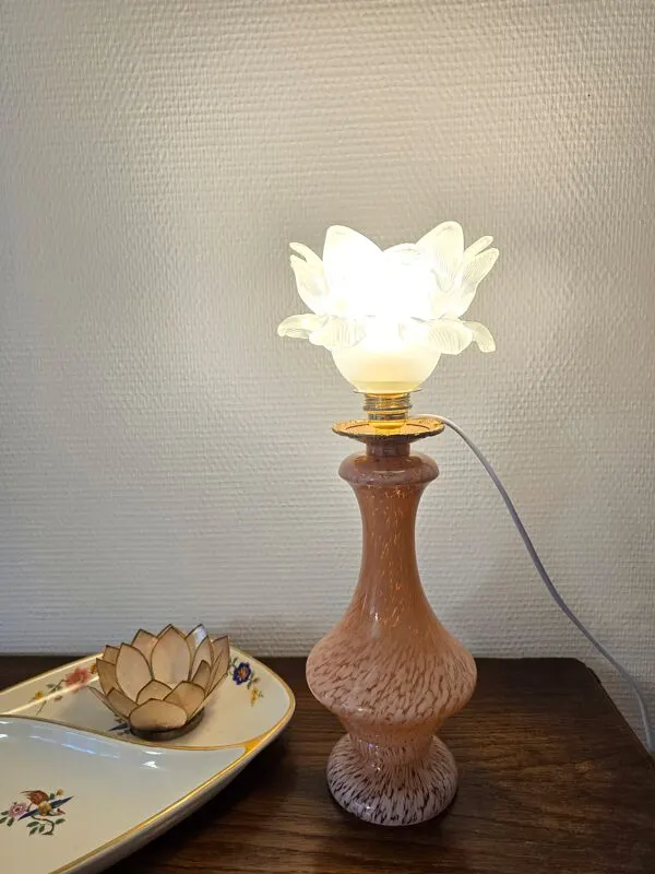Illustration numéro 2 du produit lampe de table en pâte de verre rose de Clichy, très b
