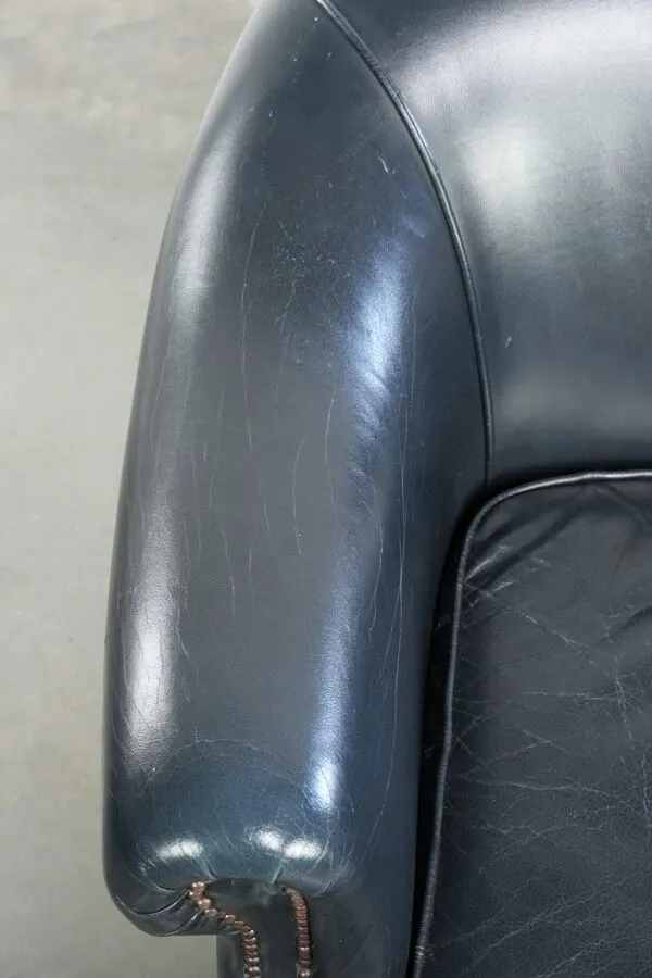 Illustration numéro 2 du produit Fauteuil club en cuir de vache bleu foncé