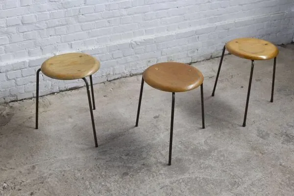 Illustration numéro 2 du produit Ensemble de 3, tabouret à trois pieds Dot Arne Jacobsen par Fritz Hansen, années 1960.