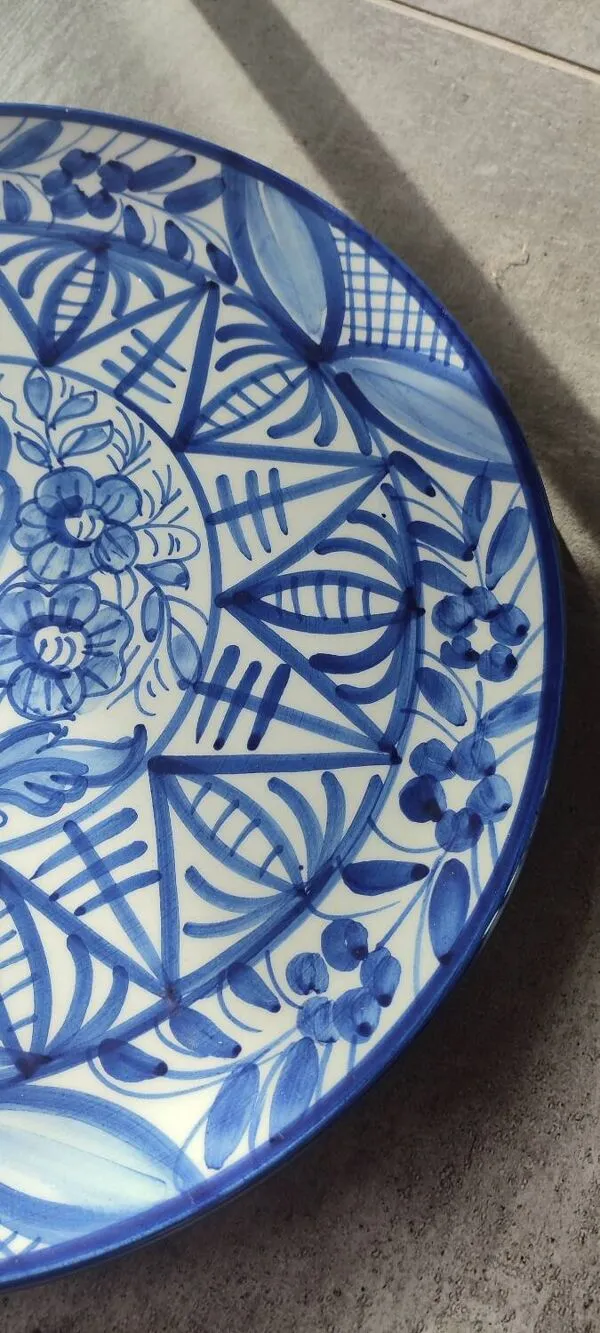 Illustration numéro 2 du produit Grand plat mural en majolique signé Enrique Crespo , Artesania années