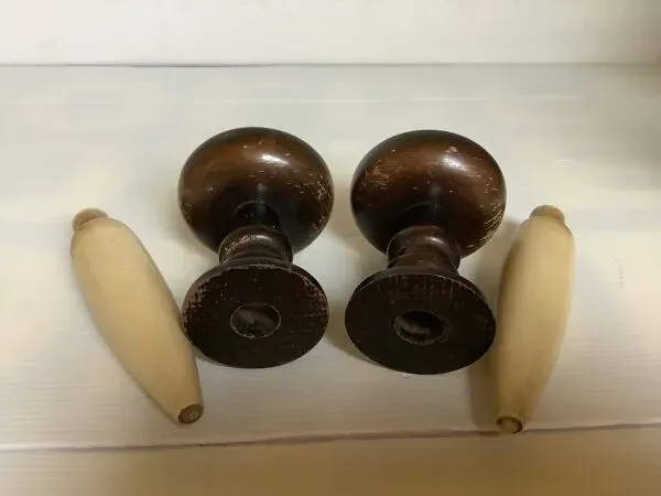 Illustration numéro 2 du produit Paire de bougeoirs en bois fausses bougies en bois