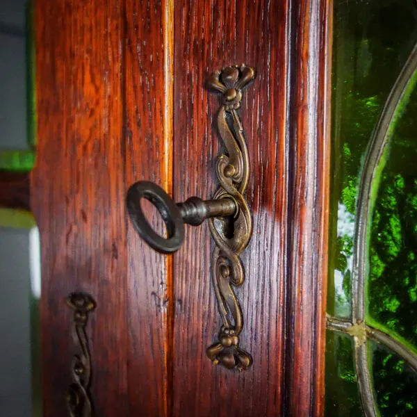 Illustration numéro 2 du produit Vitrine avec vitrail Art Nouveau, France, circa 1910