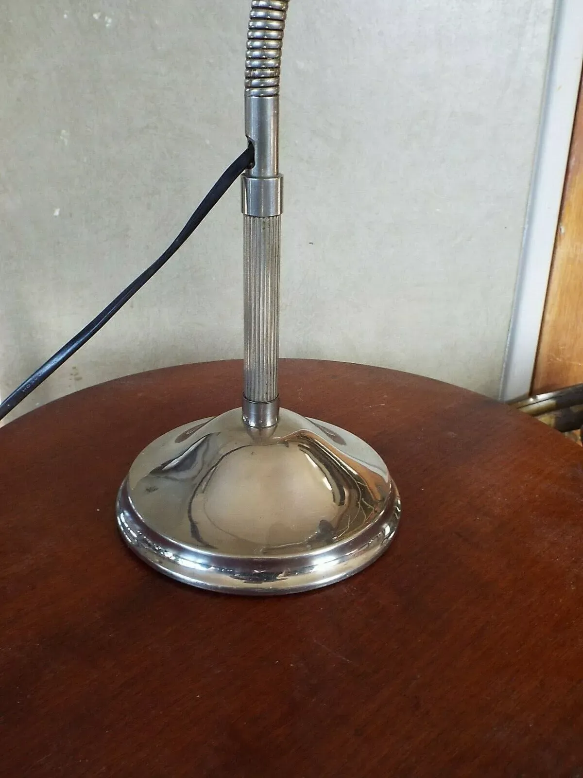 Illustration numéro 2 du produit Lampe de bureau UFO