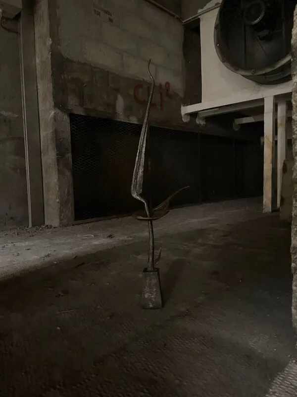 Illustration numéro 2 du produit Sculpture en métal frappé et cuivre signée