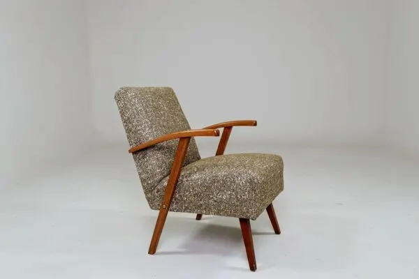 Illustration numéro 2 du produit Fauteuil vintage en tissu à motif vert rénové, années 1970.