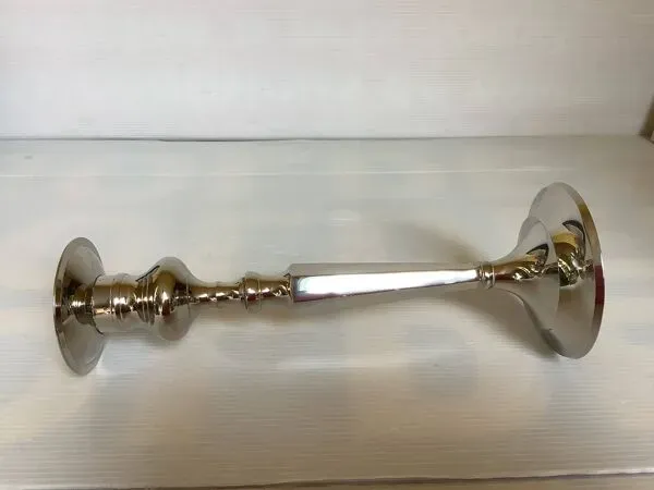 Illustration numéro 2 du produit Paire de grands bougeoirs à facettes argentés