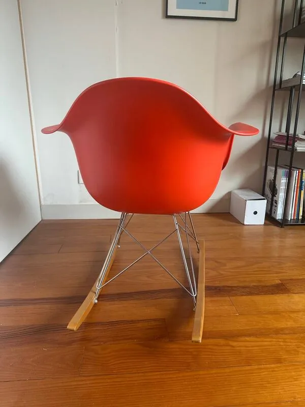 Illustration numéro 2 du produit Fauteuil bascule Eames RAR par Vitra