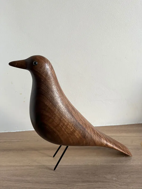 Illustration numéro 2 du produit Sculpture Oiseau Noyer Vitra Eames