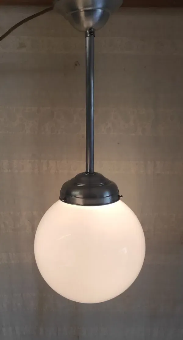 Illustration numéro 2 du produit Suspension style Bauhaus globe en opaline XL, mid. XXeme