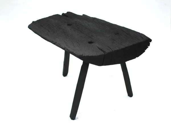 Illustration numéro 2 du produit Table basse brutaliste tripode