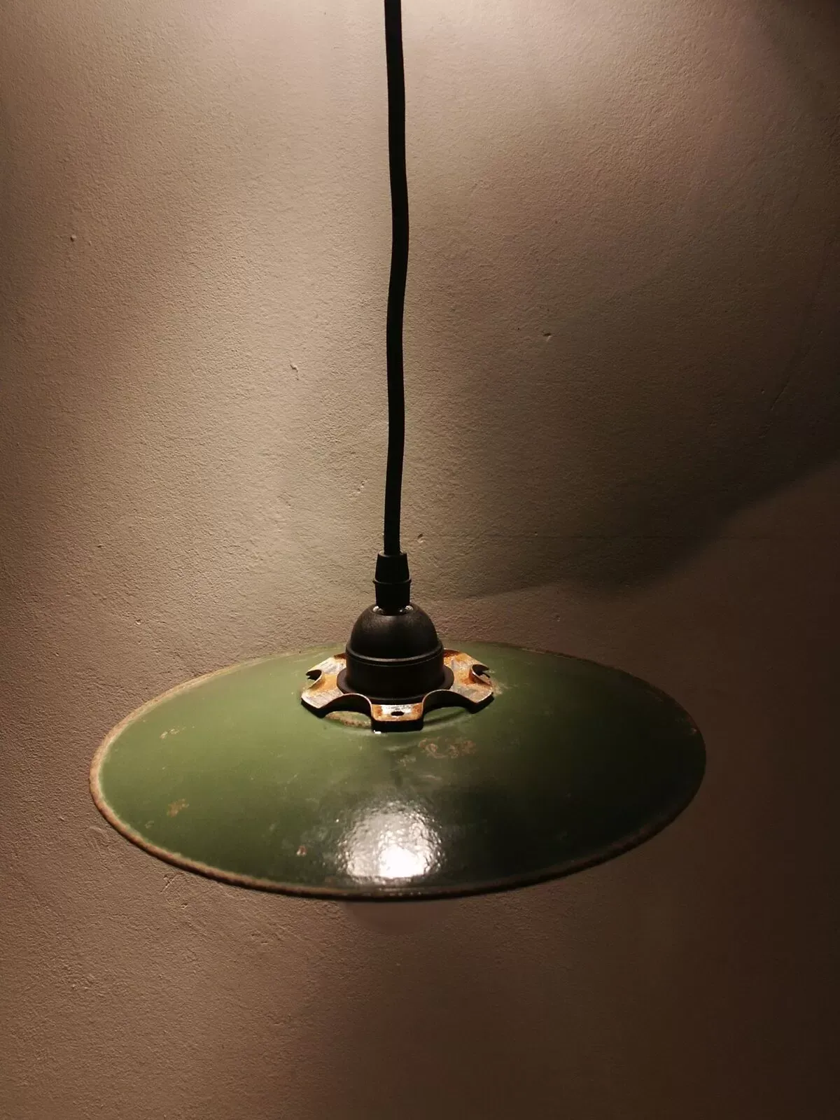 Illustration numéro 2 du produit Suspension tôle émaillée verte