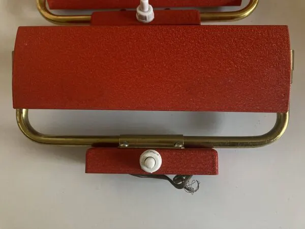 Illustration numéro 2 du produit Paire d'appliques pivotantes modernistes en tôle rouge 1950s