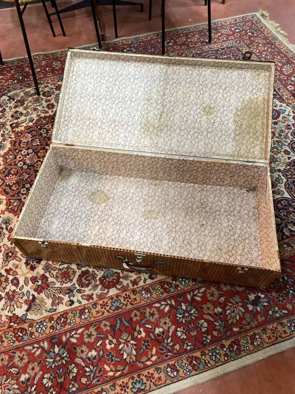 Illustration numéro 2 du produit Malle ancienne en tôle