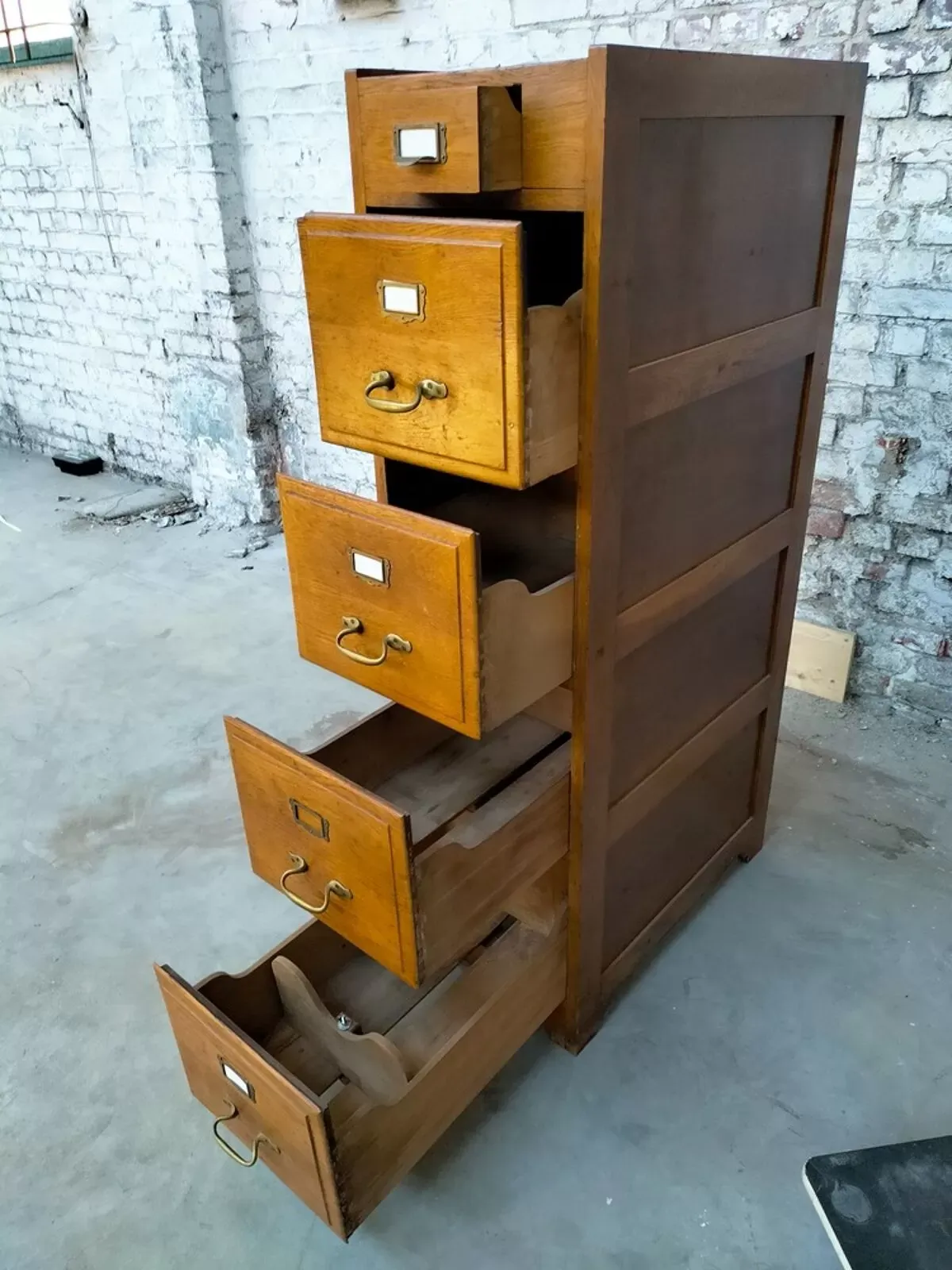 Illustration numéro 2 du produit Meuble de rangement vintage