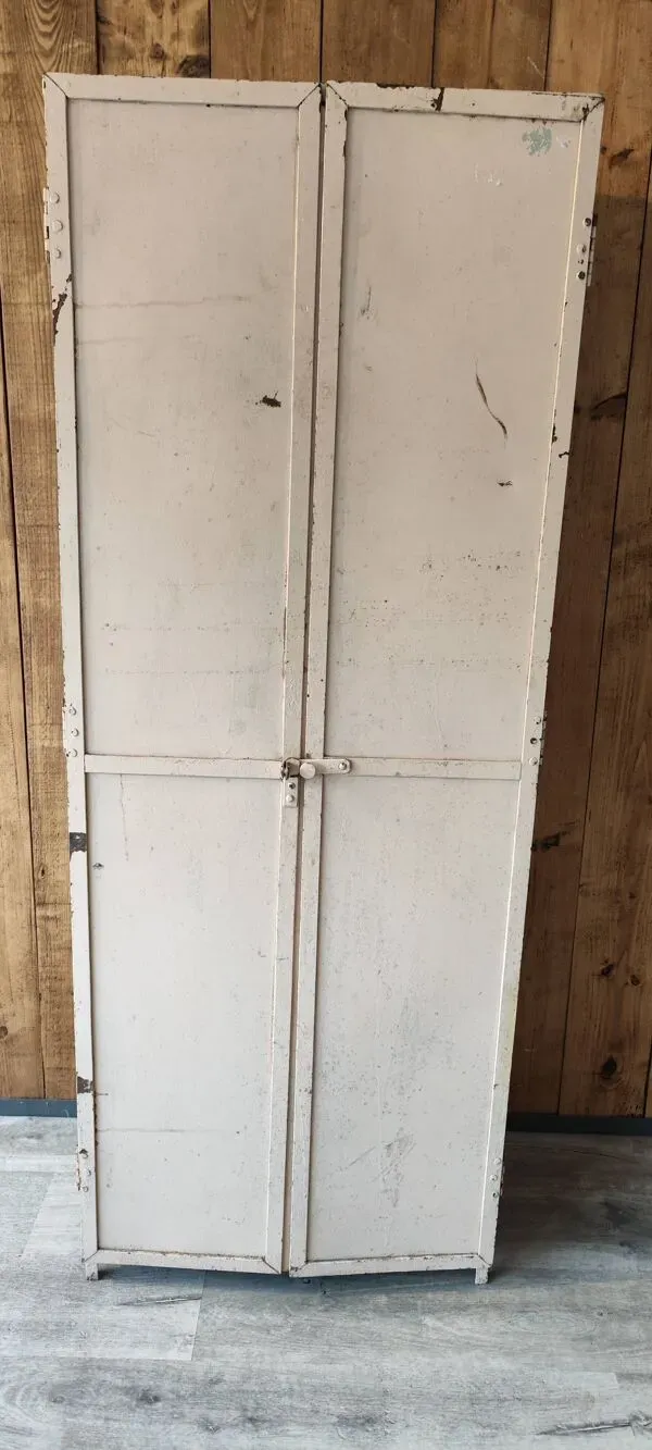 Illustration numéro 2 du produit ancien vestiaire en métal deux porte armoire d'atelier