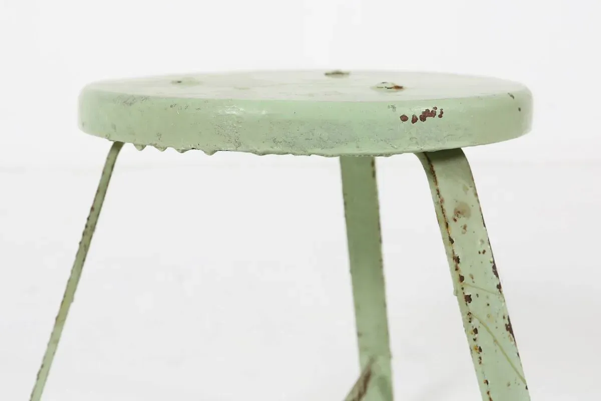 Illustration numéro 2 du produit Tabouret industriel peint en vert avec base en acier et plateau en bois, France années 1930