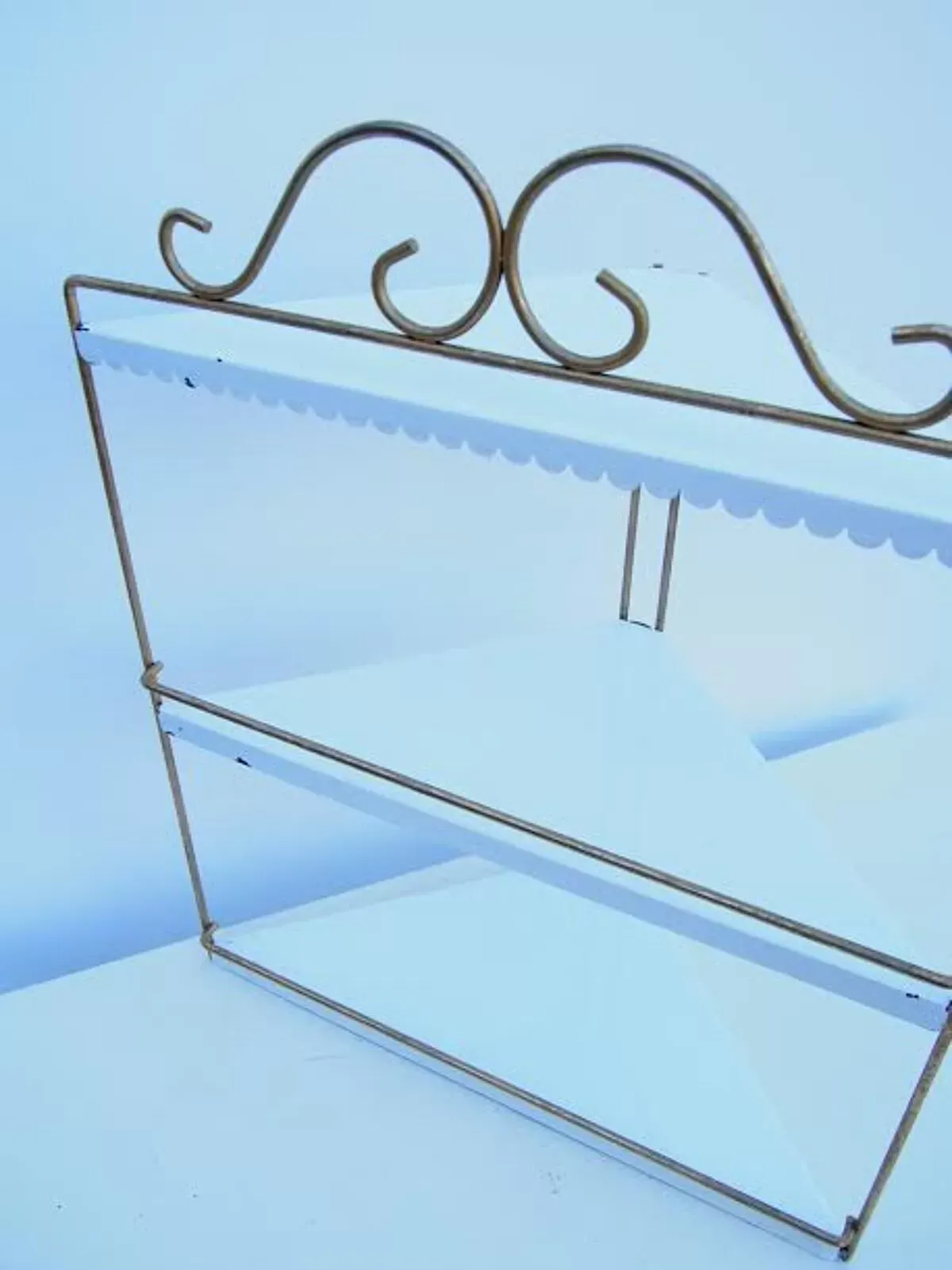 Illustration numéro 2 du produit Etagère d’angle