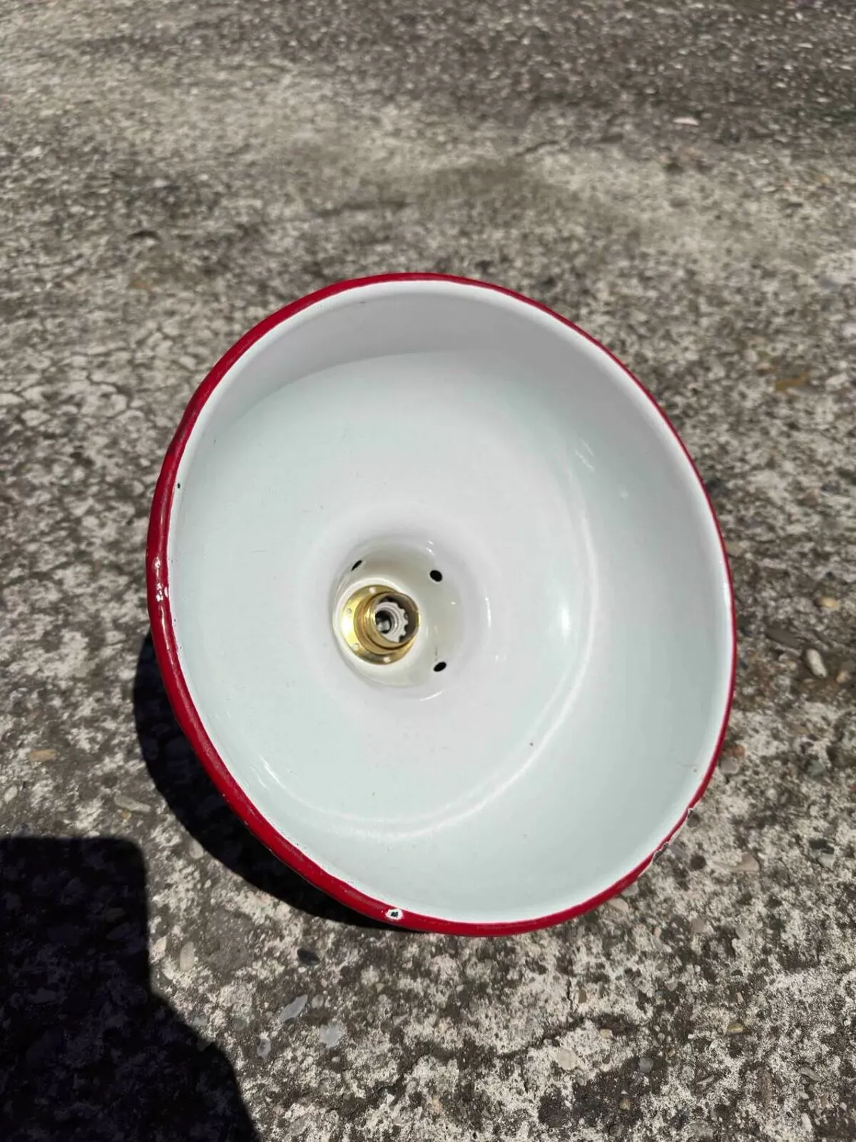 Illustration numéro 2 du produit Suspension indus en tôle émaillée gamelle rouge et blanche