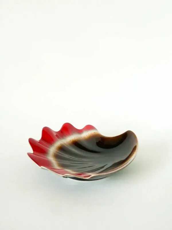 Illustration numéro 2 du produit Vide-poche en céramique forme coquillage, rouge et marron, 1970