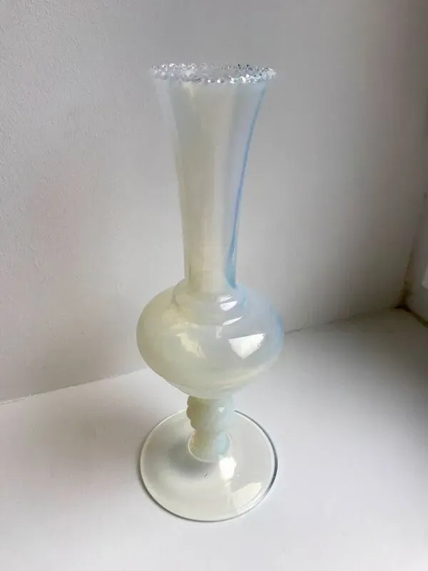 Illustration numéro 2 du produit Vase en opaline opalescent années 50-60