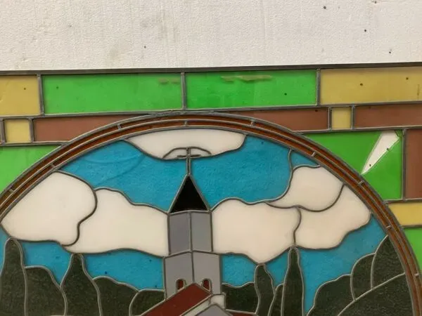 Illustration numéro 2 du produit Vitrail Art Déco a décor d'un clocher d'église XX siècle