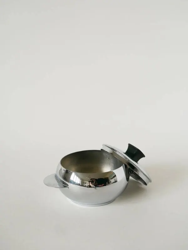 Illustration numéro 2 du produit Petit sucrier en inox, poignée carrée, 1970