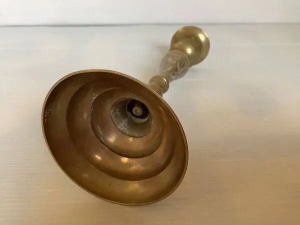 Illustration numéro 2 du produit Bougeoir en laiton travaillé