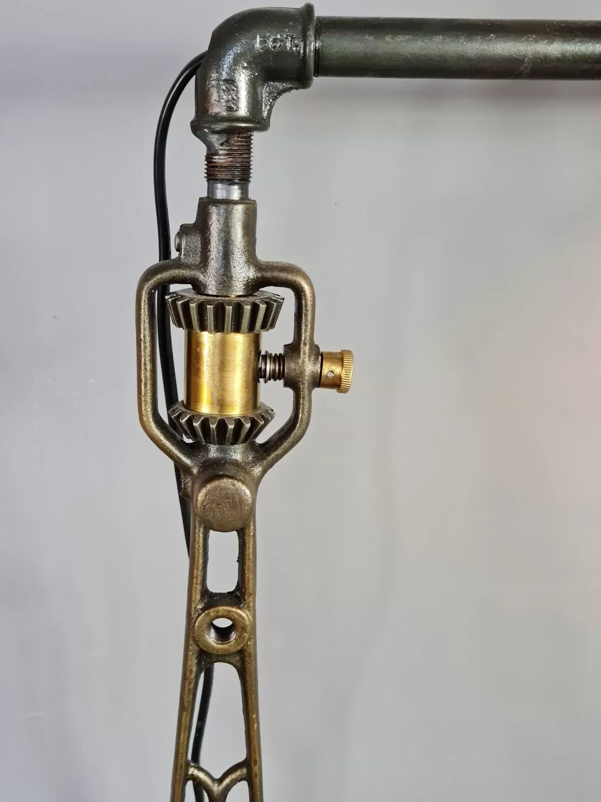 Illustration numéro 2 du produit Lampe industrielle orientable. H.54 cm