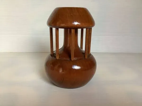 Illustration numéro 2 du produit Bougeoir en bois vernis