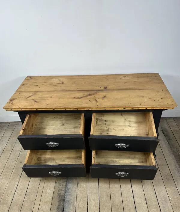 Illustration numéro 2 du produit Commode basse en pichpin et patine grise, début XXeme