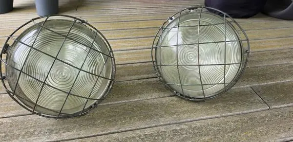 Illustration numéro 2 du produit 2 lampes Industrielles 1969