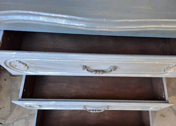 Illustration numéro 2 du produit Commode en bois massif peinte gris et patiné argent  1940 à 3 tiroirs